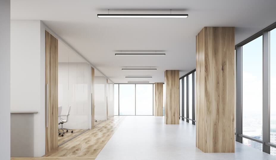 aménagement de bureaux avec salles de conférence, poutres en bois et fenêtres panoramiques