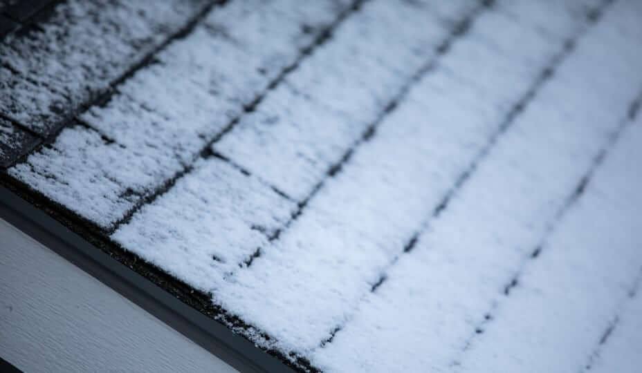 toit de bardeaux en hiver