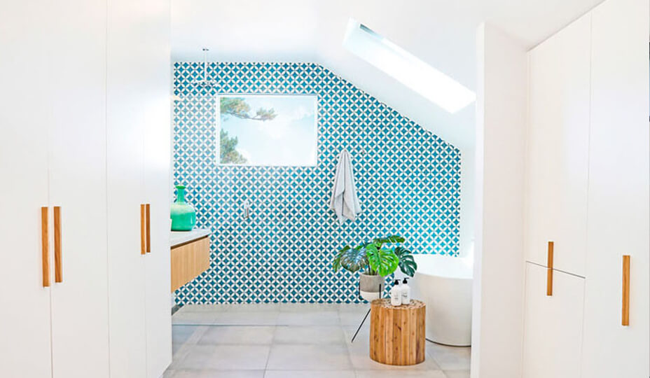scandinavian-bathroom-with-bright-blue-tiles-wall