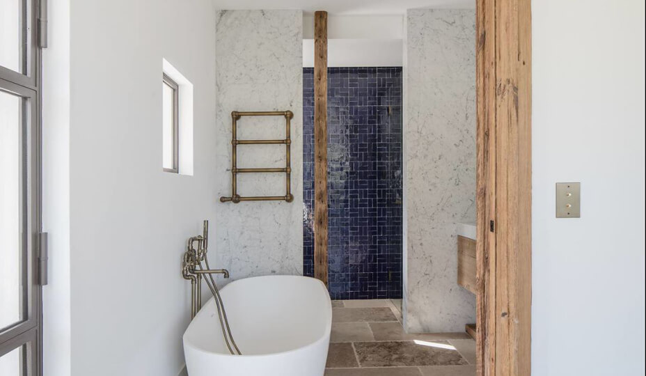 salle de bain avec accents rustiques et douche en céramique bleu