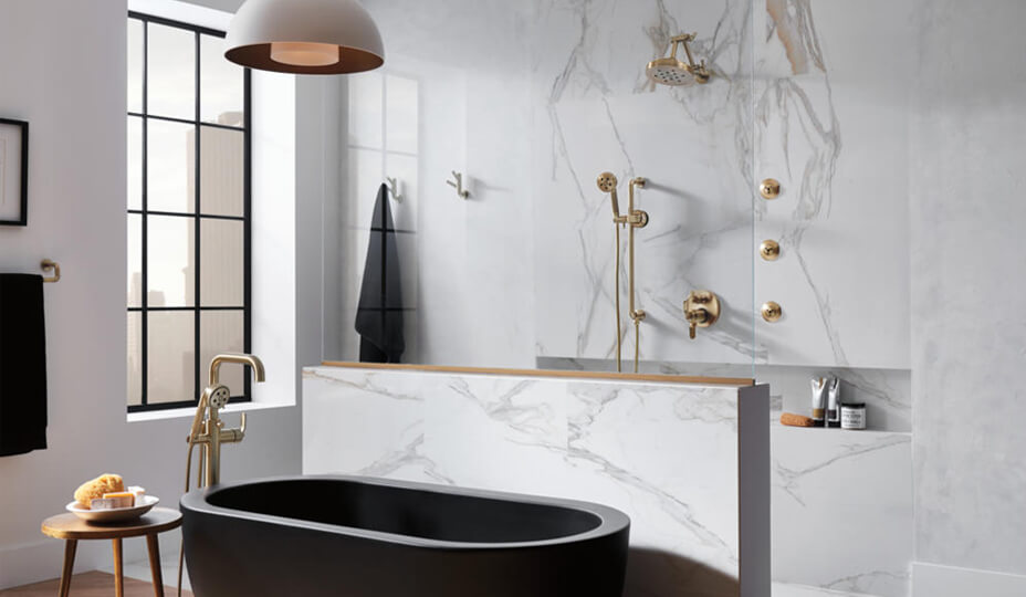 salle de bain avec bain noir autoportant et mur en marbre
