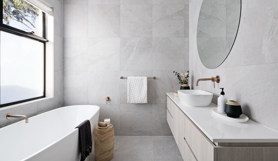 salle de bain avec céramique grise pâle