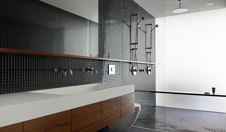salle de bain avec céramique noire et vanité en bois