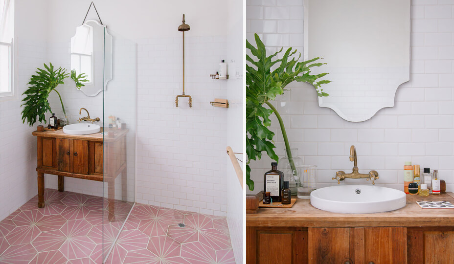 salle de bain avec céramique rose pâle et robinetterie laiton