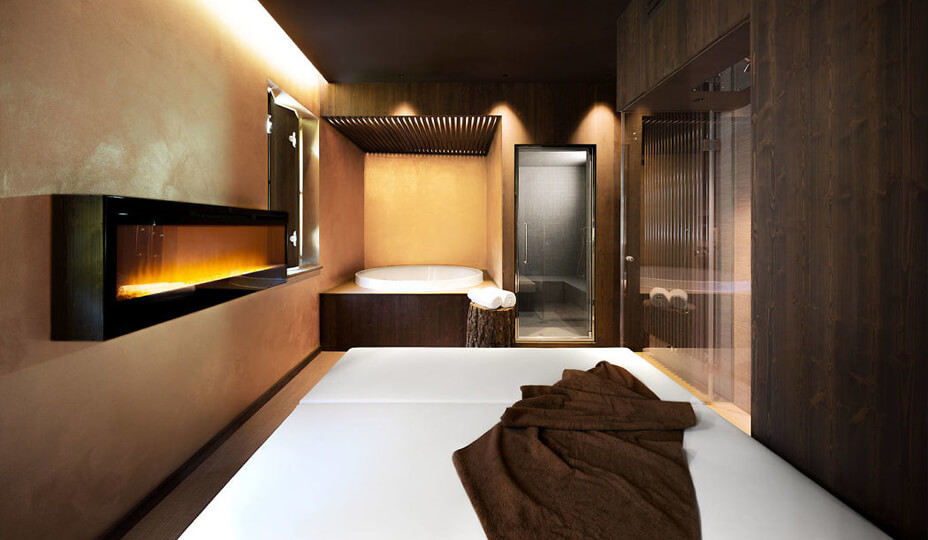 salle de bain avec foyer et sauna