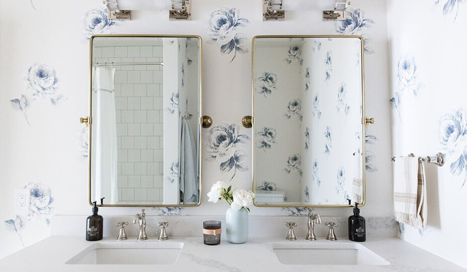 salle de bain avec papier peint floral