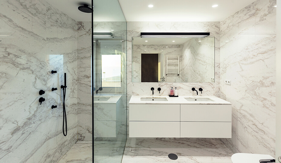 salle de bain en marbre avec robinetterie noire matte