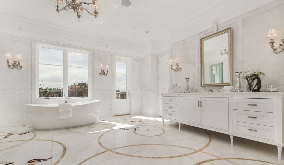 salle de bain luxueuse blanche