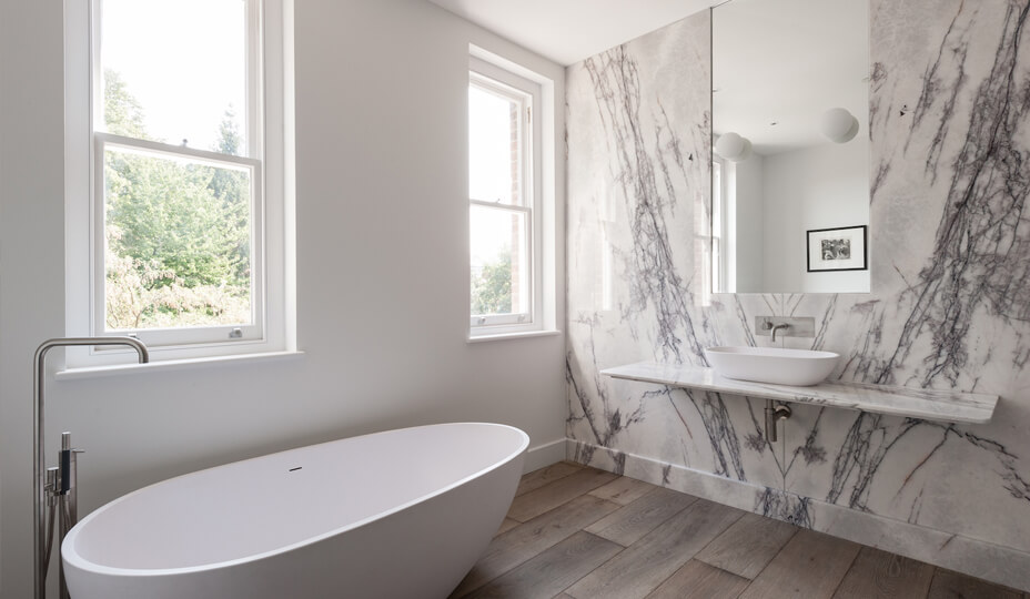 salle-de-bain-moderne-avec-mur-de-marbre-bleu-foncé