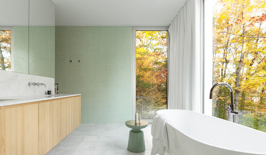 salle de bain moderne avec mur de mosaique vert menthe