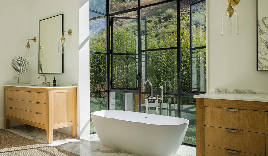 salle de bain moderne de style ranch avec bay window