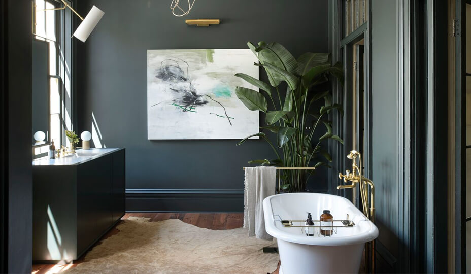 salle de bain verte foncé avec robinetterie or