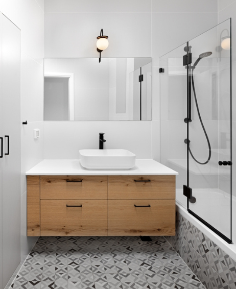 10 Trucs pour optimiser l’espace d’une petite salle de bain