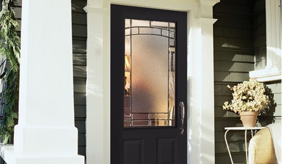 porte d'entrée en acier gris foncé avec cadrage en bois blanc