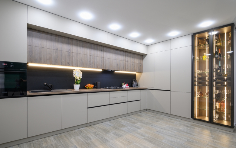 cuisine moderne avec éclairage architectural et armoires de couleur naturelle