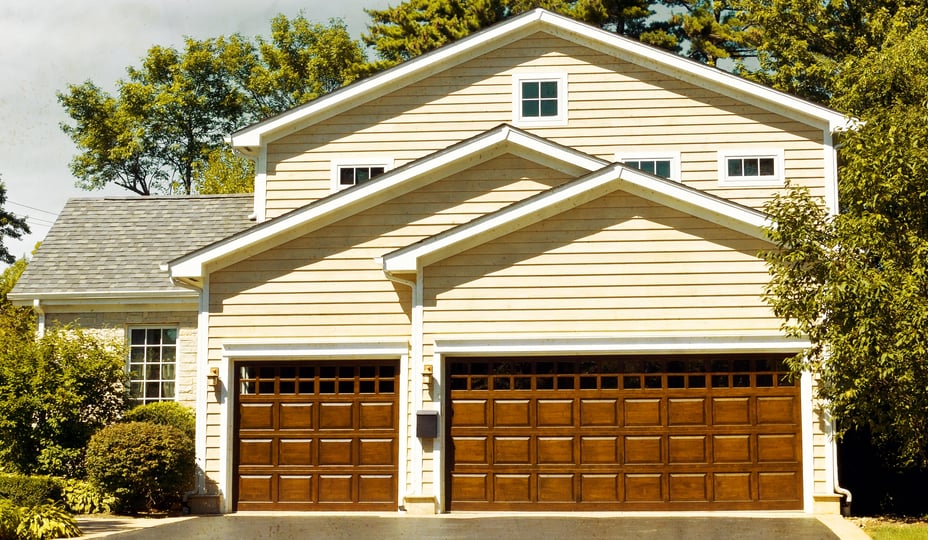 2 portes de garage en bois (1 simple + 1 double)