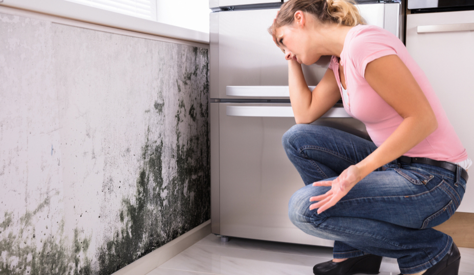 woman-with-mold-on-wall