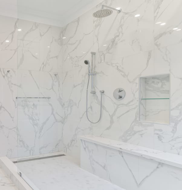 douche en céramique imitation de marbre avec banc intégré et alcôve