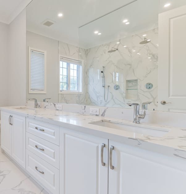 rénovation de salle de bain de style moderne avec tuiles de céramique imitation de marbre