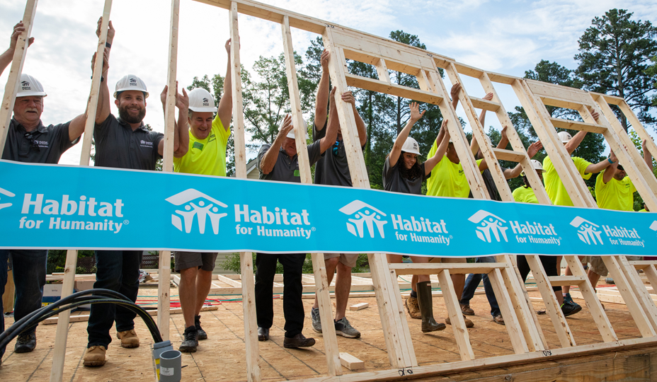 volounteers helping habitat for humanity to build a home