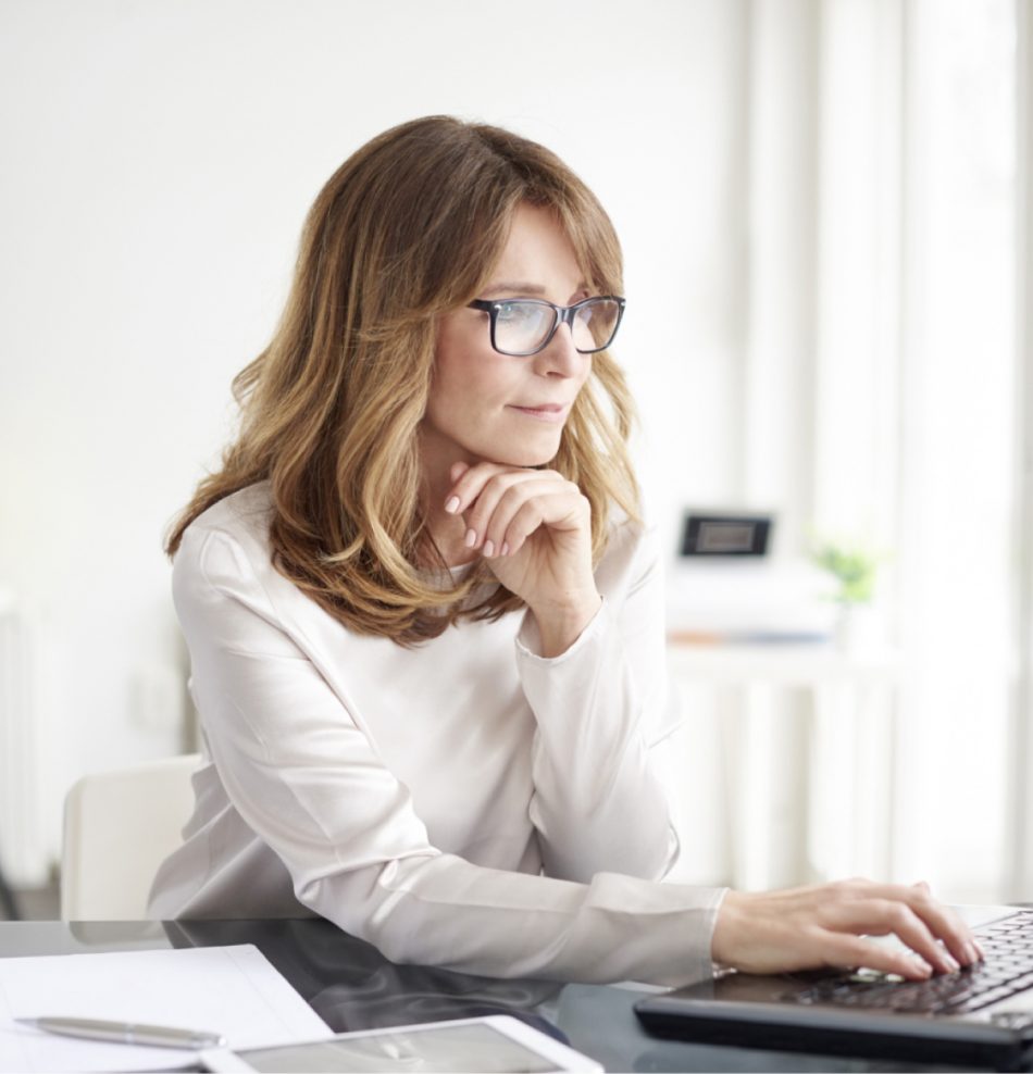 Femme portant des lunettes devant son ordinateur portable