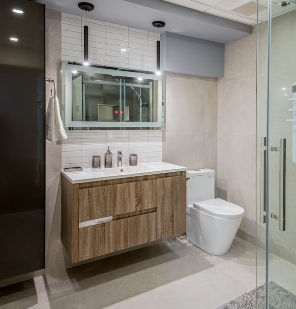 Salle de bain fonctionnelle avec douche vitrée et lavabo autoportant