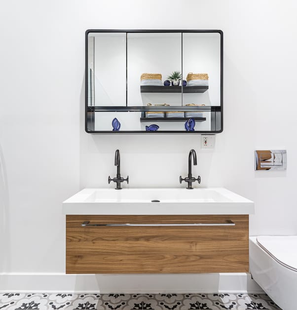 vanité de salle de bain suspendue avec robinets noirs et miroir