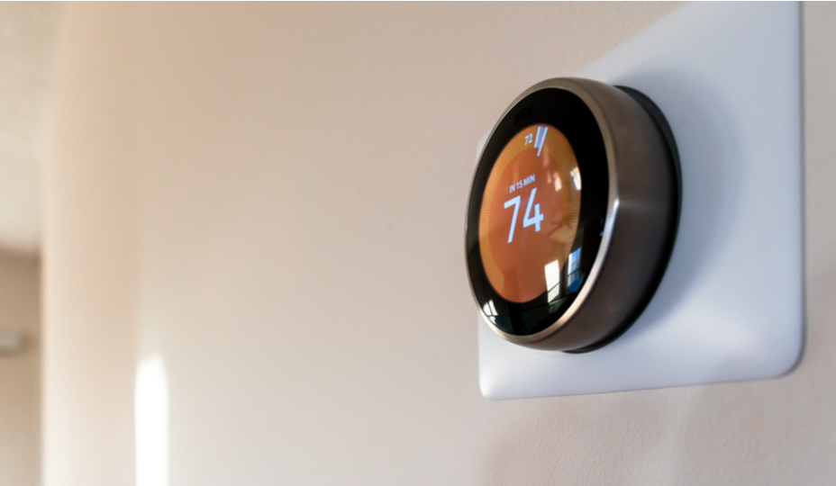 thermostat intelligent Nest installé à un mur