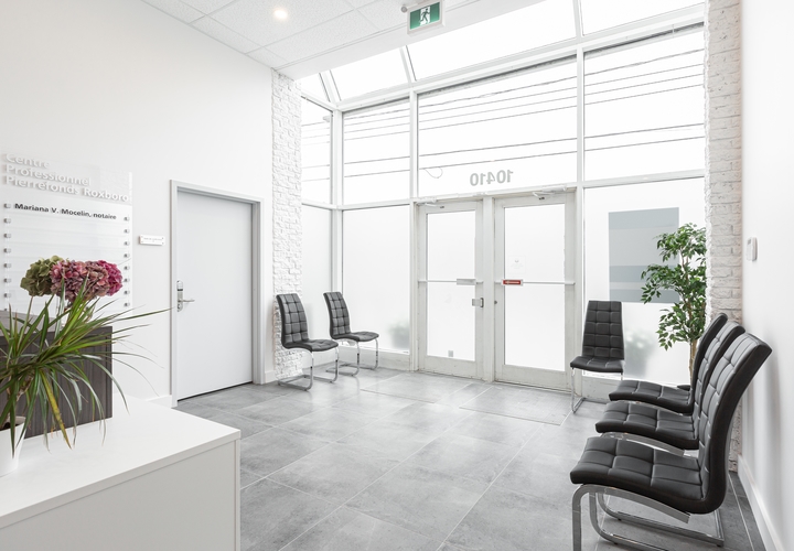 Rénovation d'un bureau commercial avec salle d'attente moderne et chaises en cuir noir