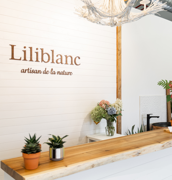 Comptoir boutique artisanale Liliblanc en bois naturel avec logo à l'arrière
