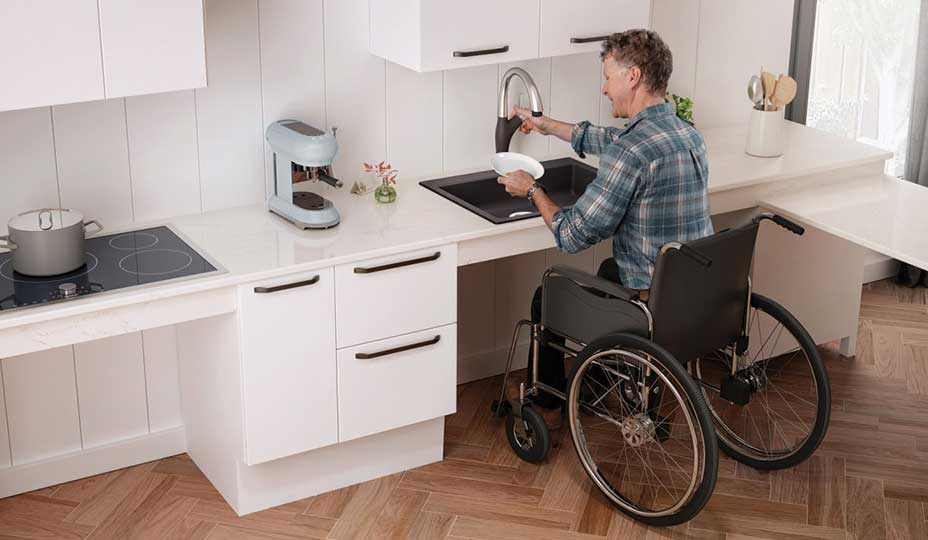 cuisine adaptée pour personne handicapée avec comptoirs et appareils électroménager accessibles