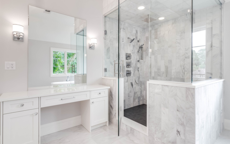 douche de type walk-in dans une salle de bain en marbre