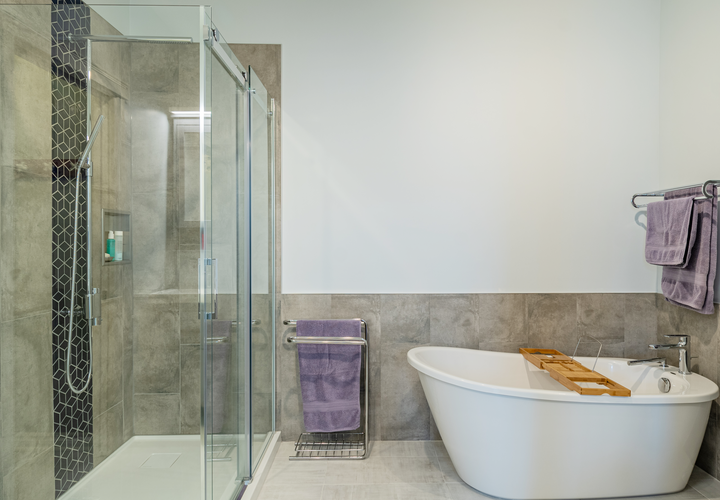 salle de bain avec douche italienne et bain autoportant
