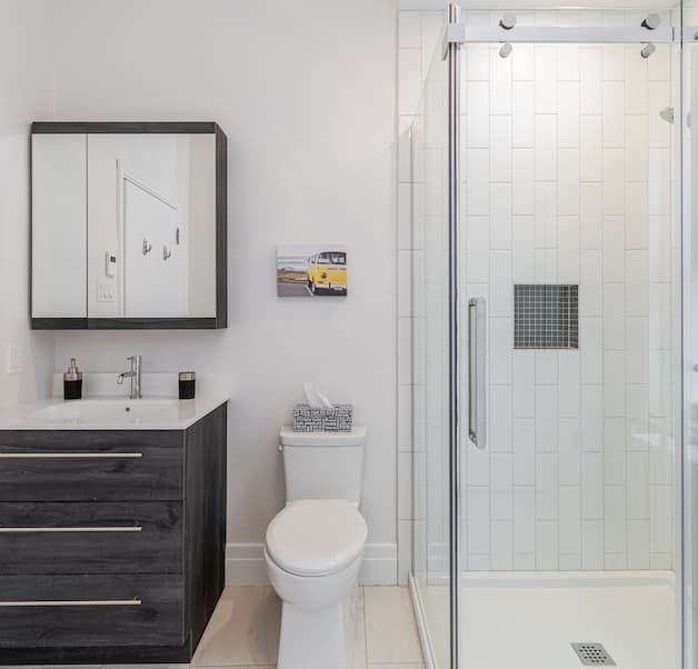salle de bain rénovée de style classique avec douche à pied