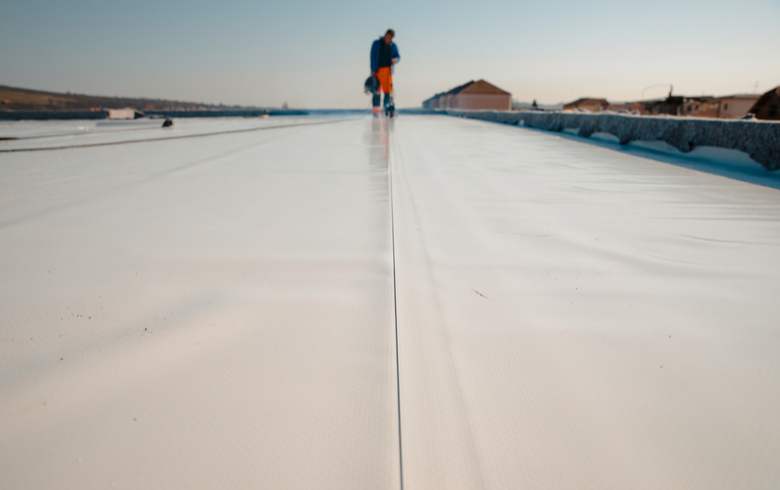 toiture blanche en membrane tpo sur un toit plat