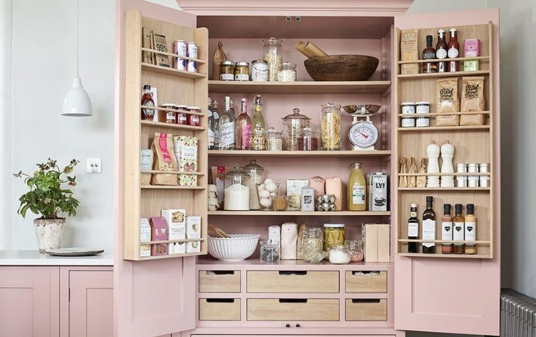 armoire garde manger rose poudre dans une cuisine classique