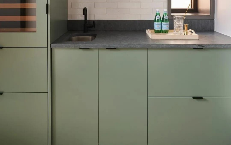 cuisine minimaliste moderne avec comptoir gris et armoires à portes plates vertes foncées