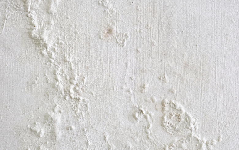 peinture blanche craquée sur un mur de salle de bain