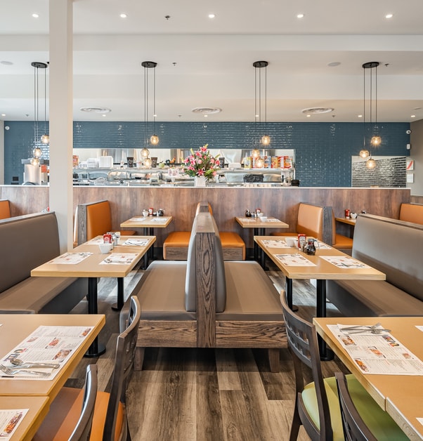 Rénovation de restaurant avec tables, chaises et sols en vinyle brun foncé