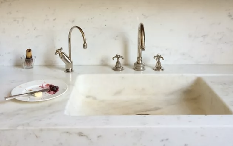 comptoir en imitation marbre et évier intégré avec robinets décoratifs