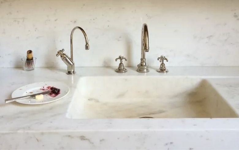 marble-imitation countertop and integrated sink with decorative faucets