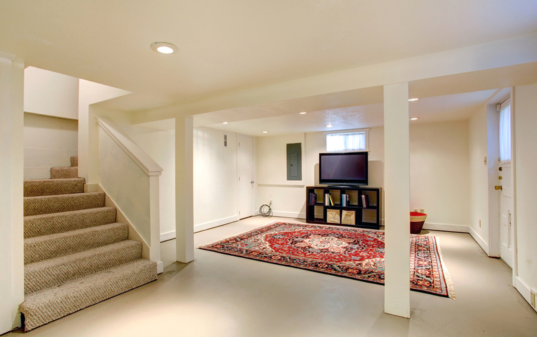 escalier tapis sous-sol avec poutres beiges