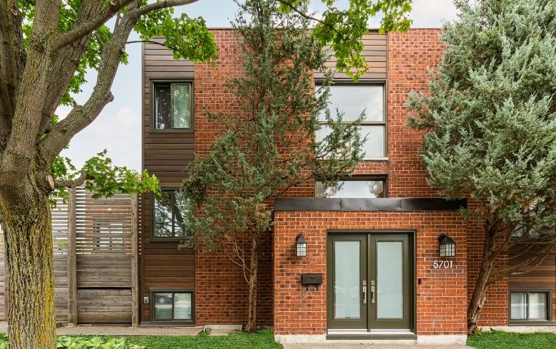 maison avec maçonnerie en briques rouge - revêtement extérieur écologique