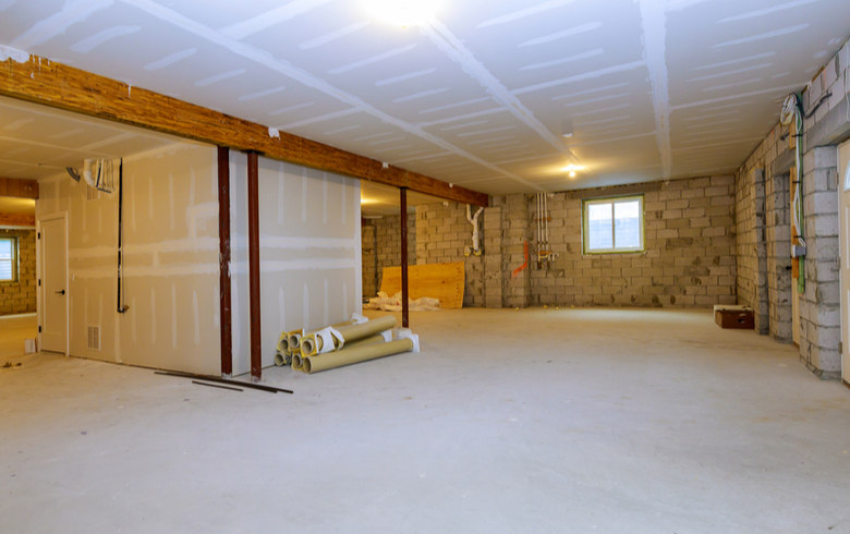 rénovation sous-sol avec murs briques et poutres structurales