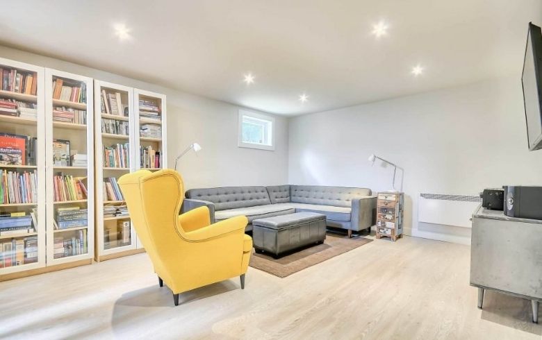 sous-sol moderne avec fauteuil jaune et divan gris