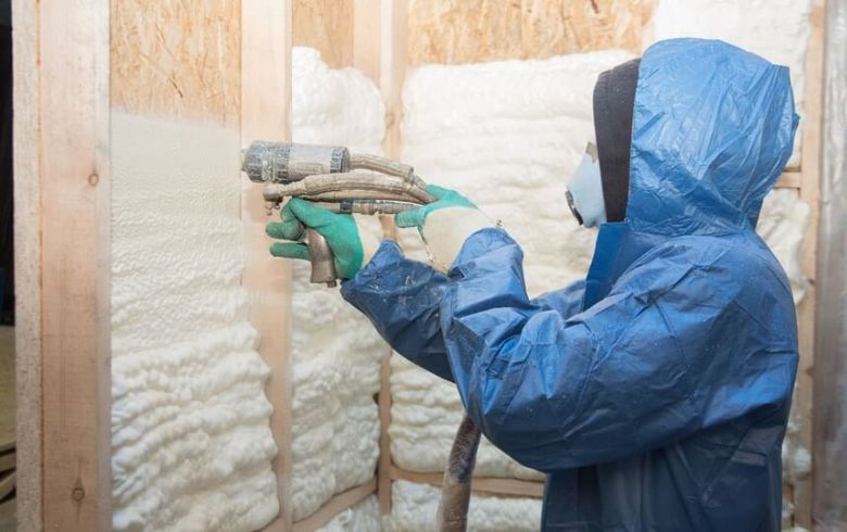 worker-applying-insulant-to-house-interior