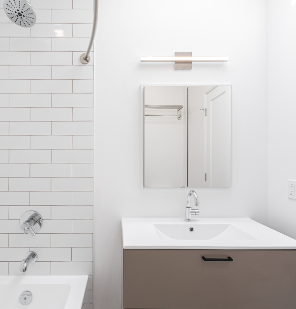 Petite salle de bain classique peinte en blanc avec bain-douche