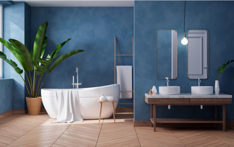 salle de bain moderne chaleureuse avec murs bleus et bain autoportant