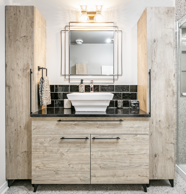Vanité de salle de bain au fini en bois gris avec lavabo blanc et comptoir noir
