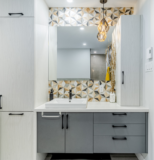 vanité de salle de bain moderne deux tons avec dosseret aux motifs géométriques